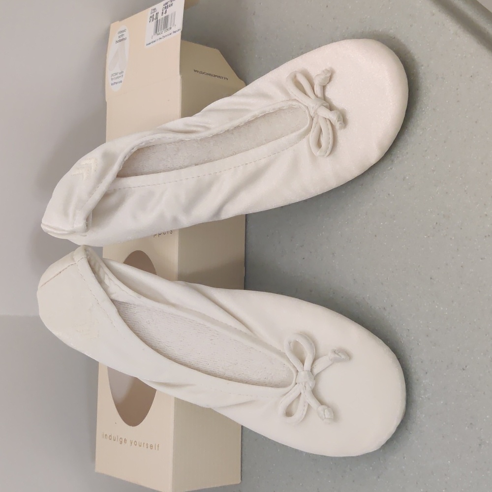 Isotoner Satin Womens Ballerina Slippers - Large (8-9) Cream